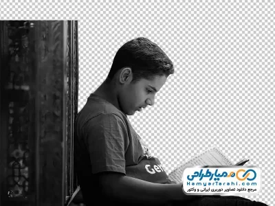 دوربری تصویر پسر در حال قرآن خواندن