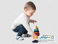 تصویر با کیفیت پسر بچه در حال بازی با تکه های پازل
